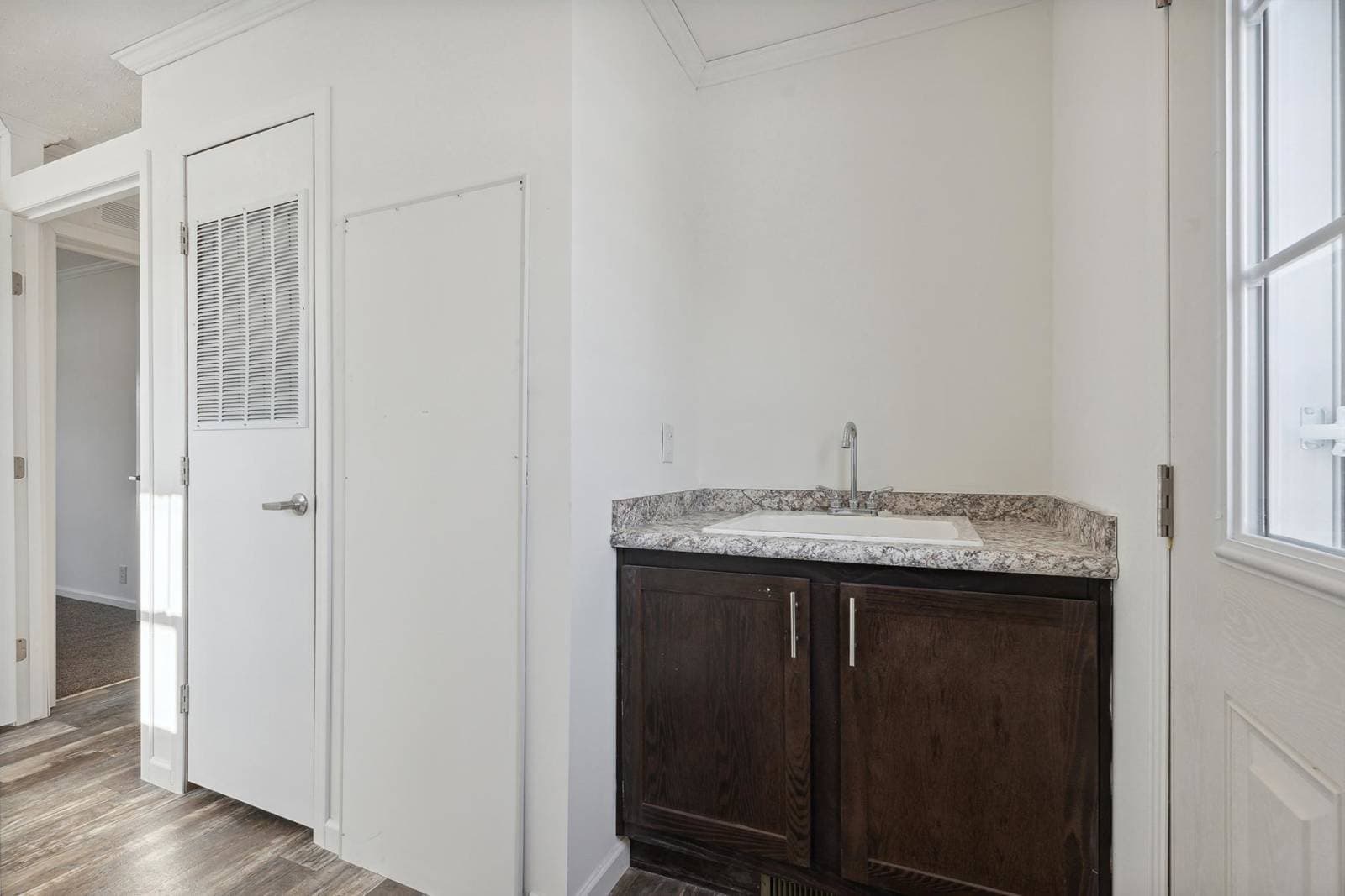 N675 interior home features