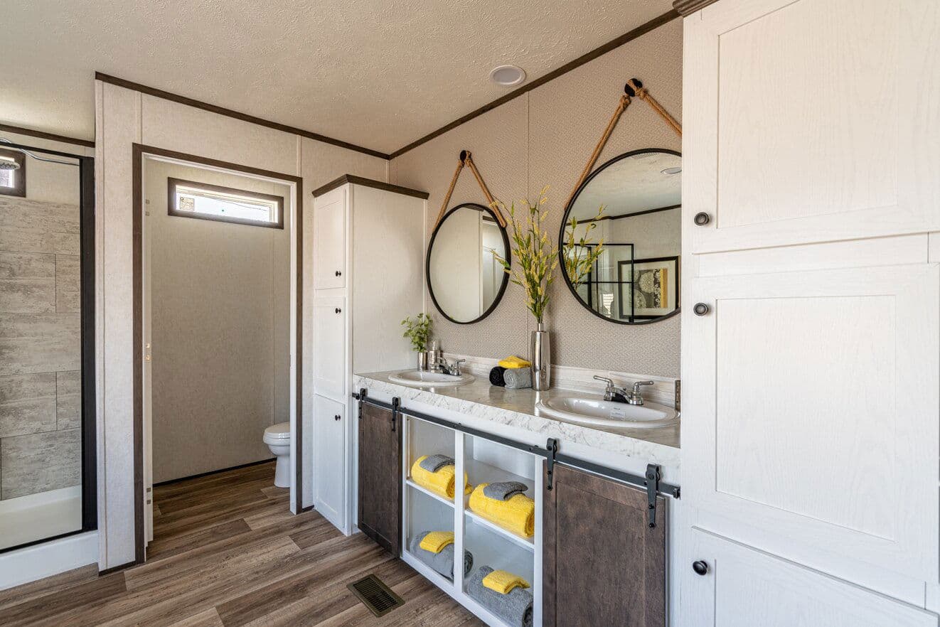 Entertainer 28764e bathroom home features