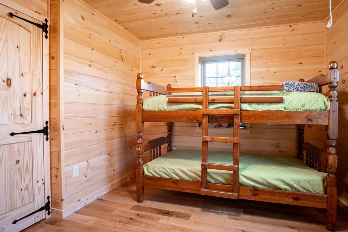 Alpine 2648 ii bedroom home features