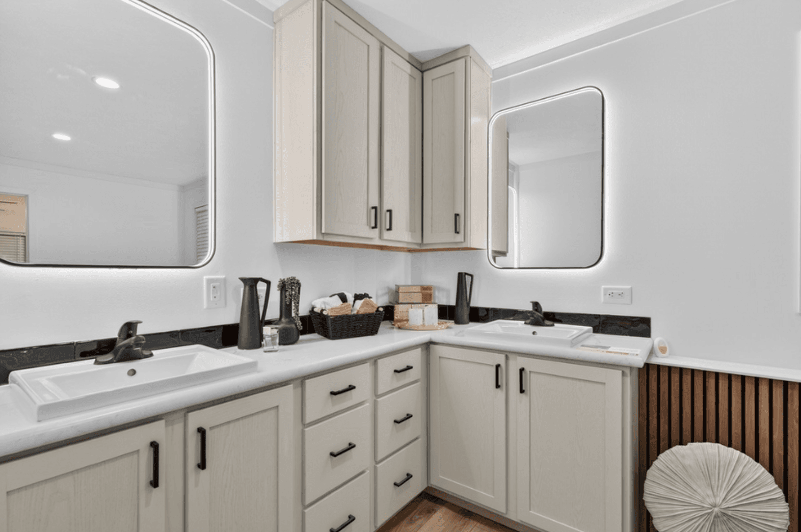 Aura 28644n bathroom home features