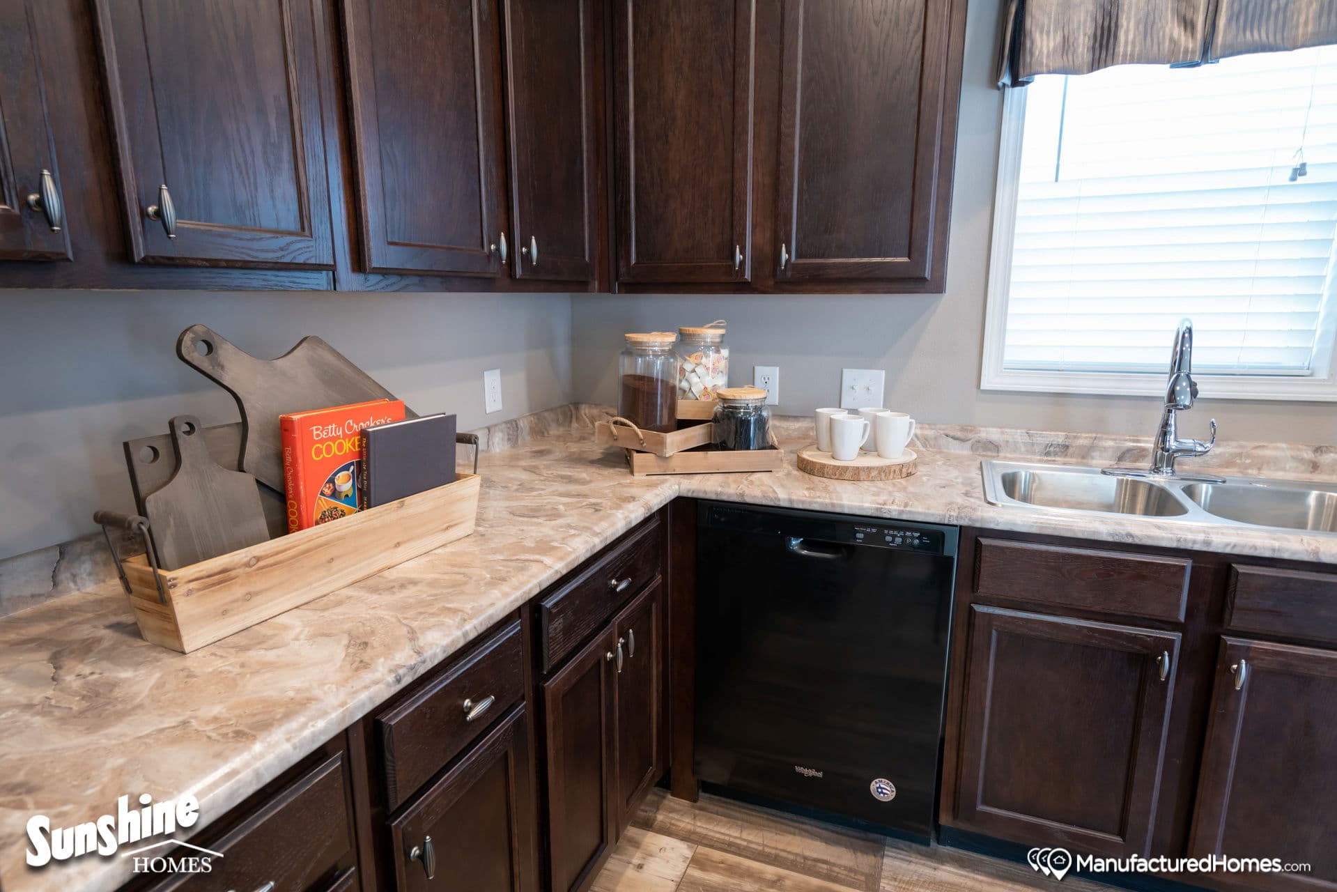 Pri1680-1001 kitchen home features