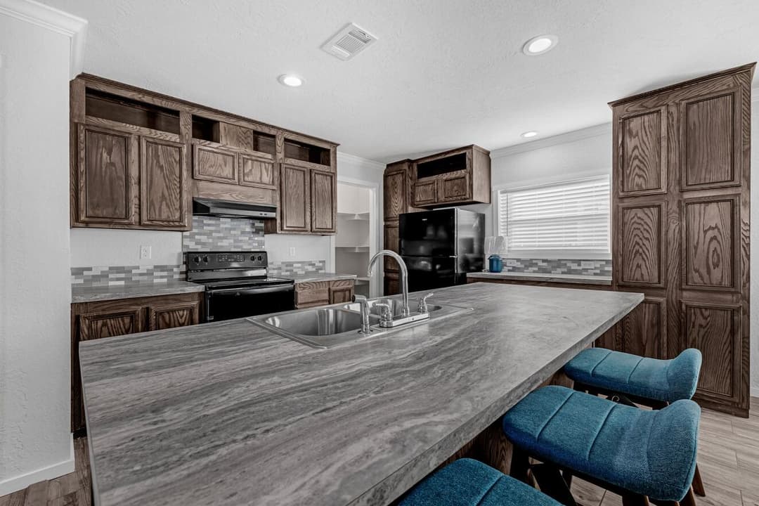 Topaz 28563a kitchen home features