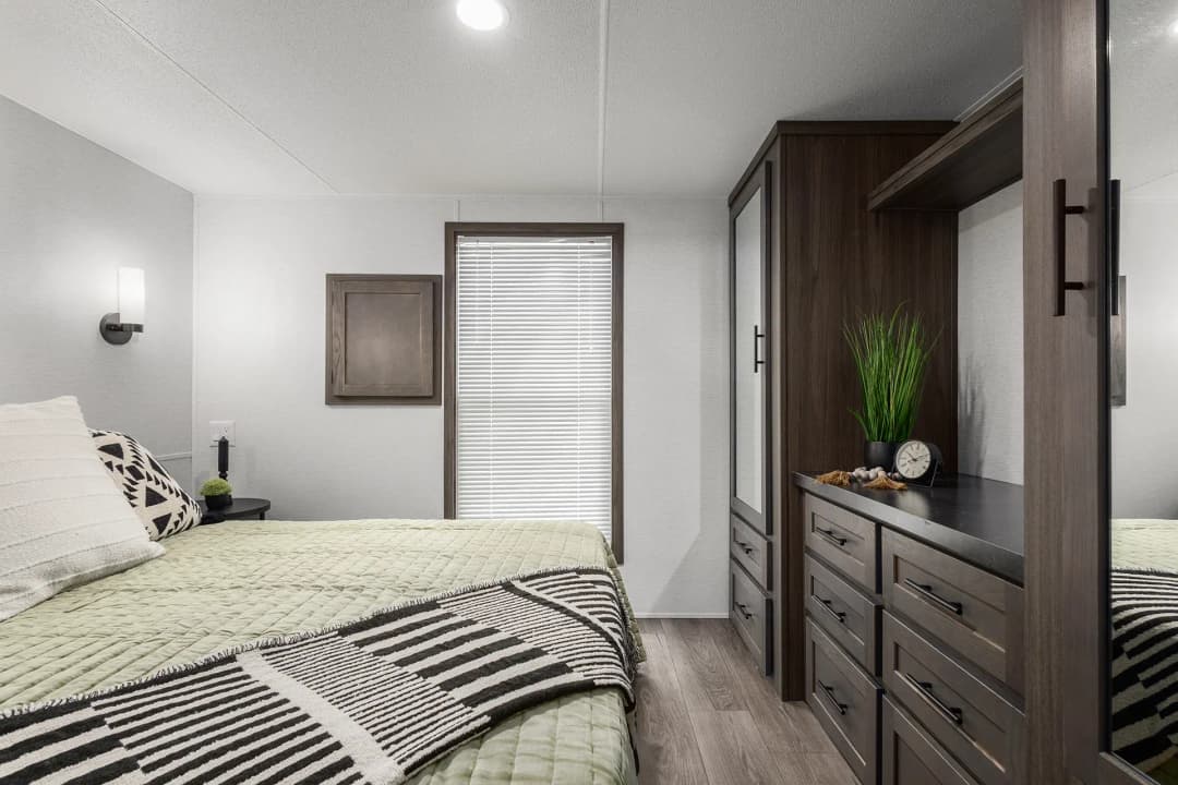 Canvas 7001 bedroom home features