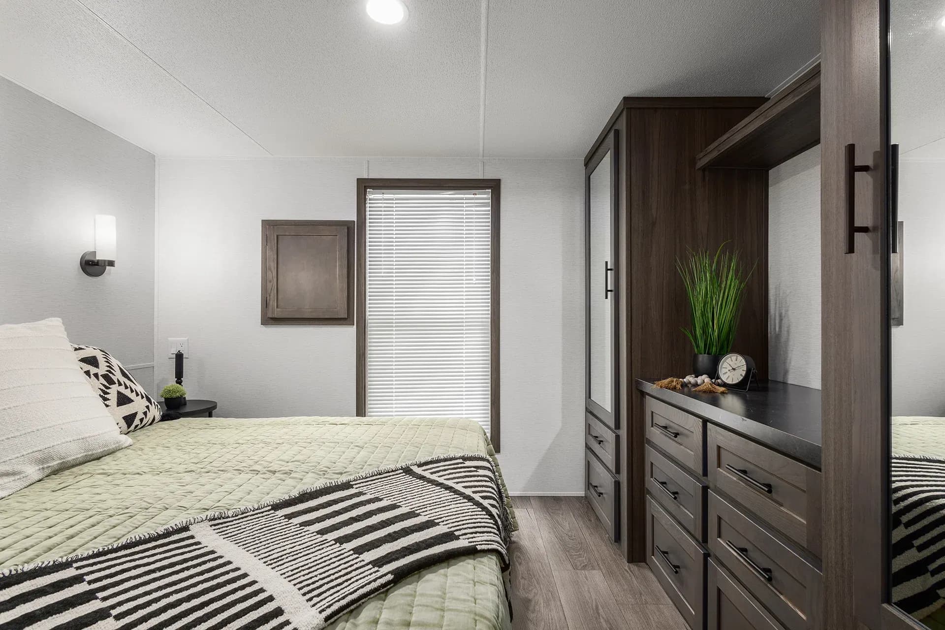 Canvas 7001 bedroom home features