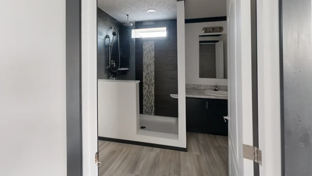 6481ls (16’ stretch) bathroom home features