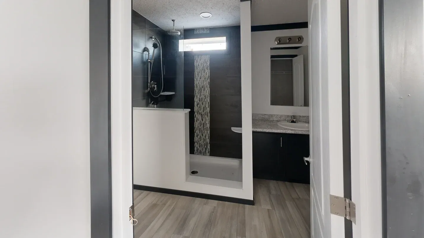 6481ls (16’ stretch) bathroom home features