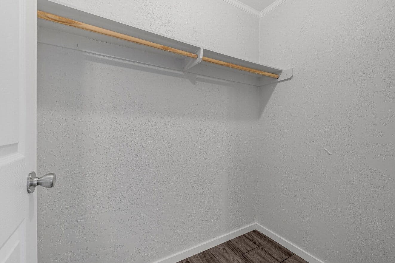 Topaz 28563a interior home features