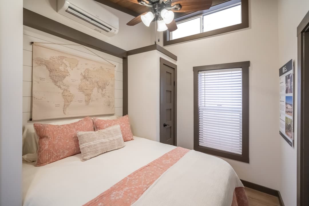 Skyway bedroom home features