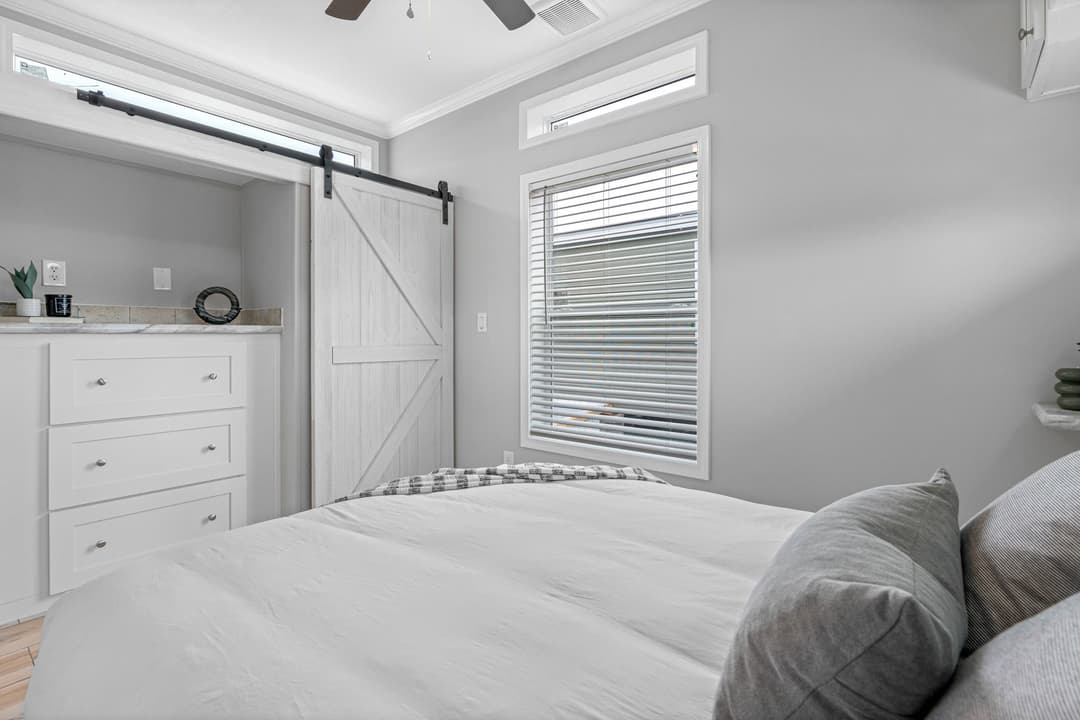 Daisy bedroom home features