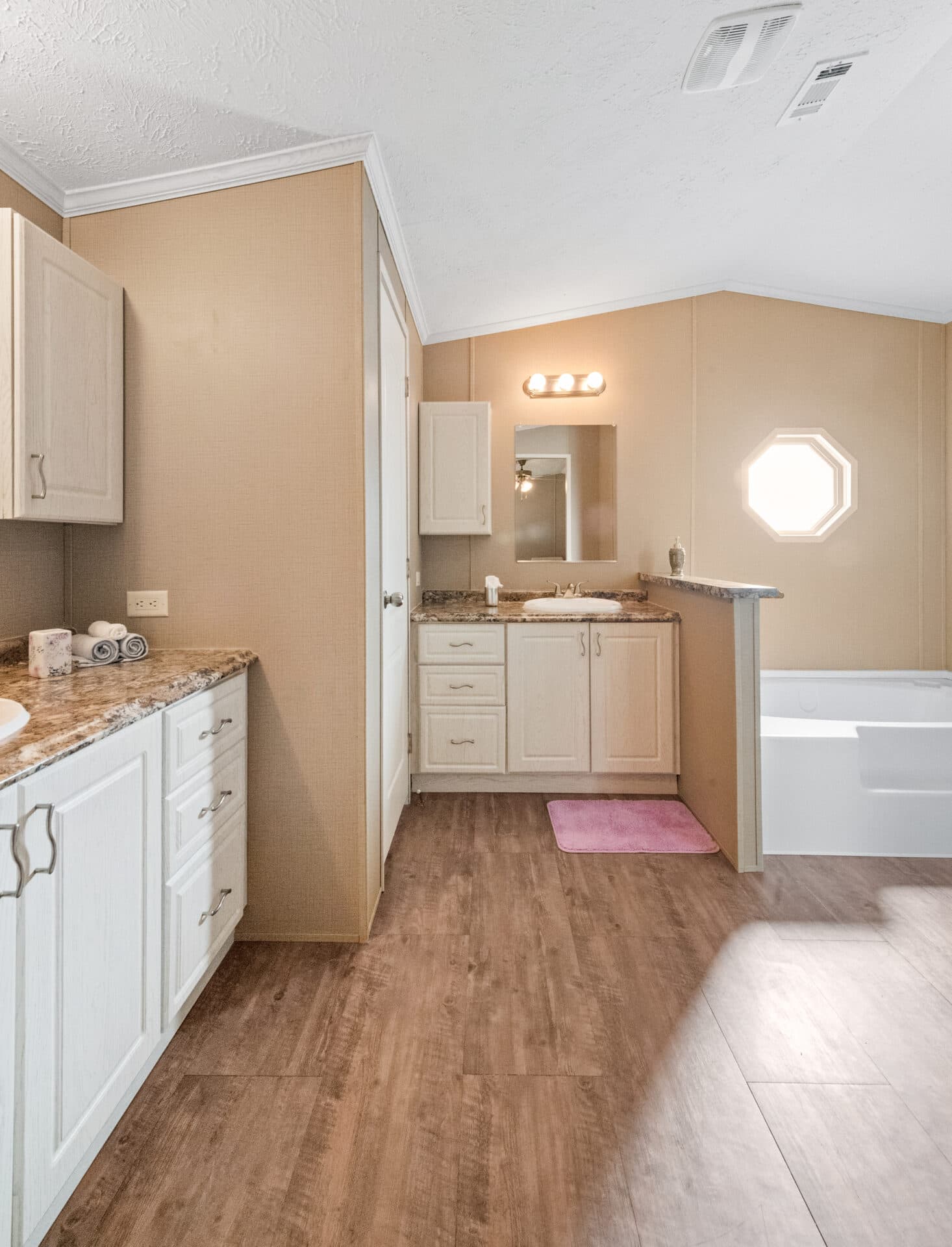 Ultra 18-wide h-18×80-32f bathroom home features