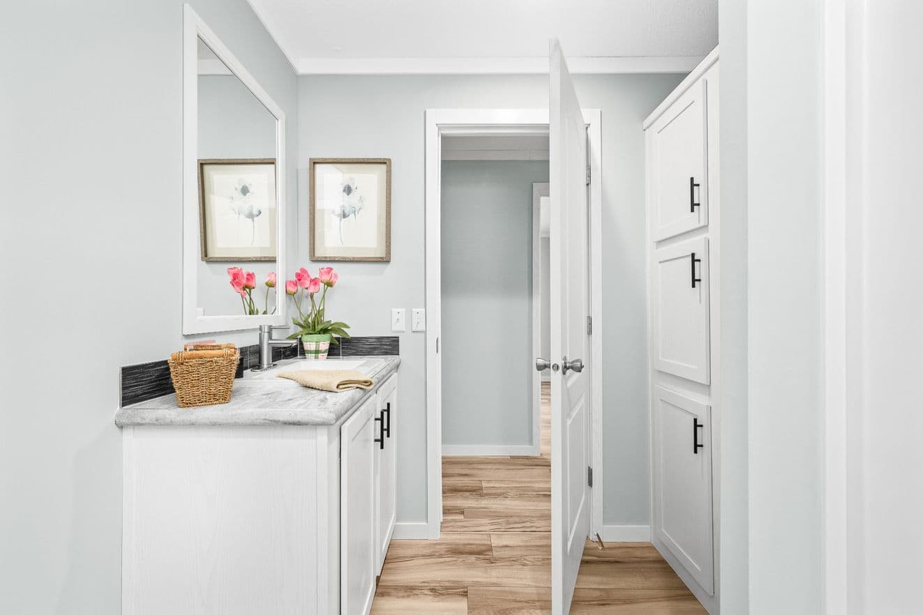 X model 32684x bathroom home features