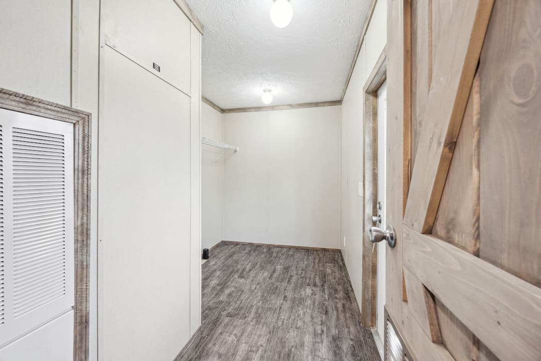 Md-26 rawhide interior home features