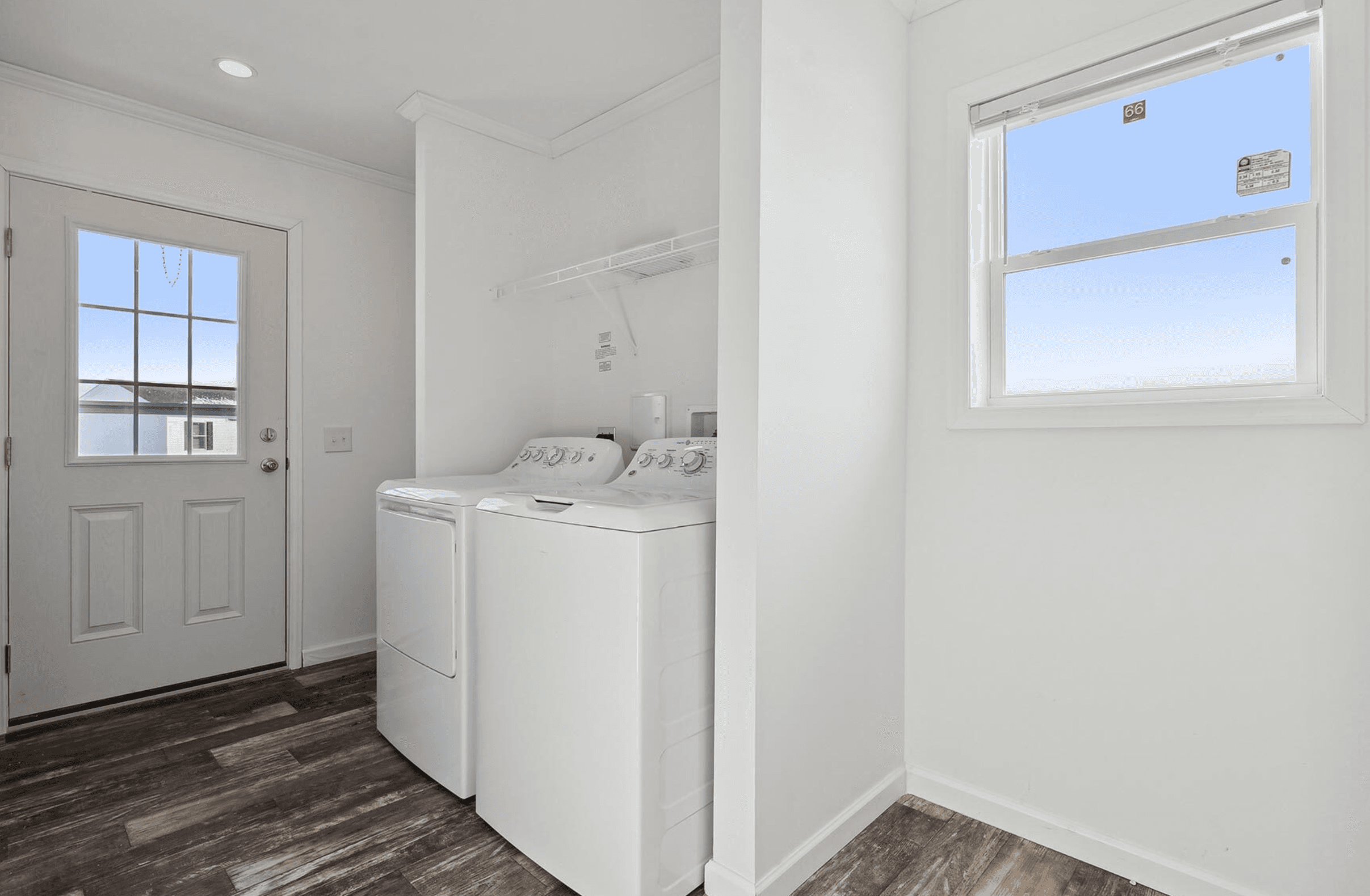 N675 interior home features