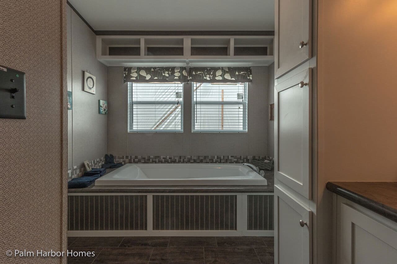 Arlington 30483a bathroom home features