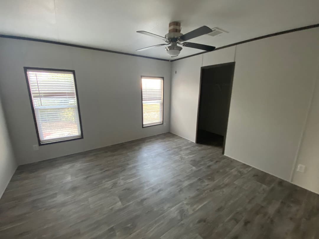 Pinnacle 28523f bedroom home features