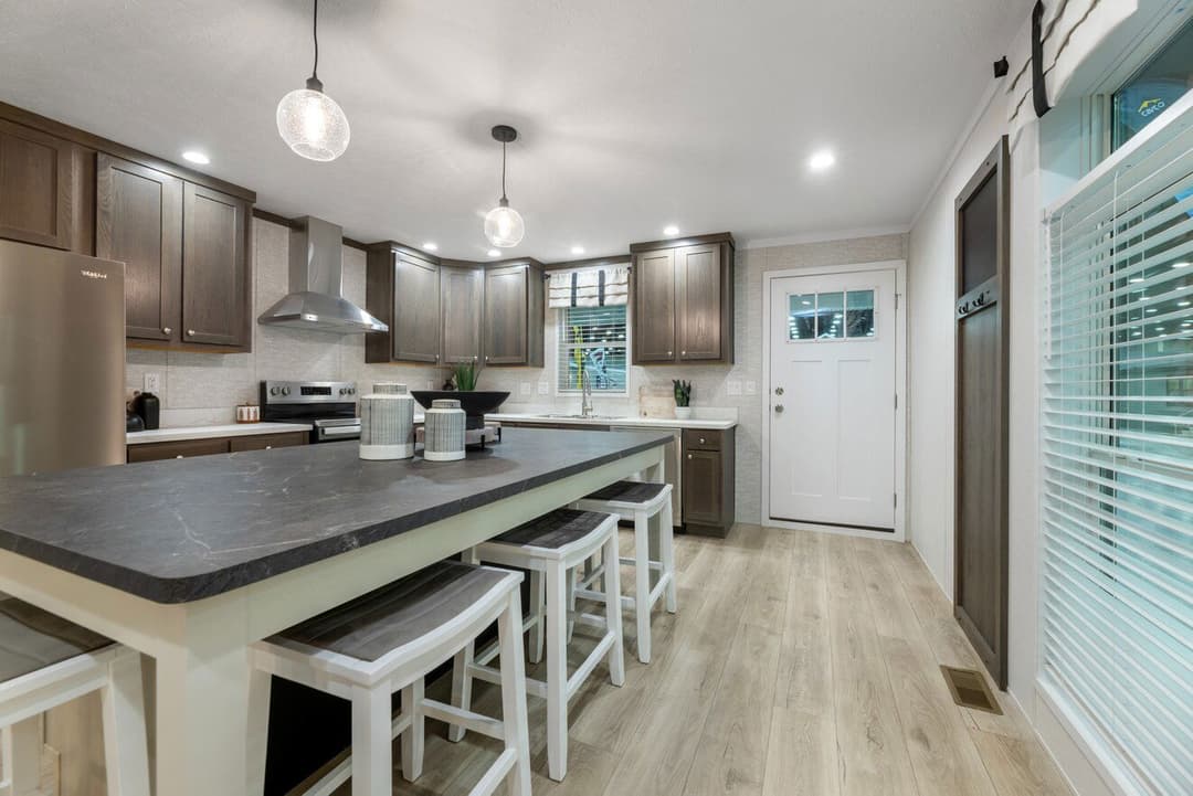 Carson 24532 interior home features