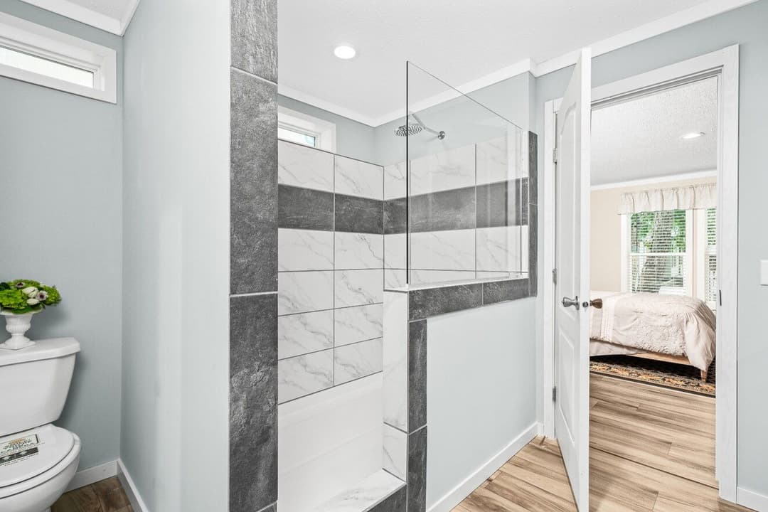 X model 32684x bathroom home features