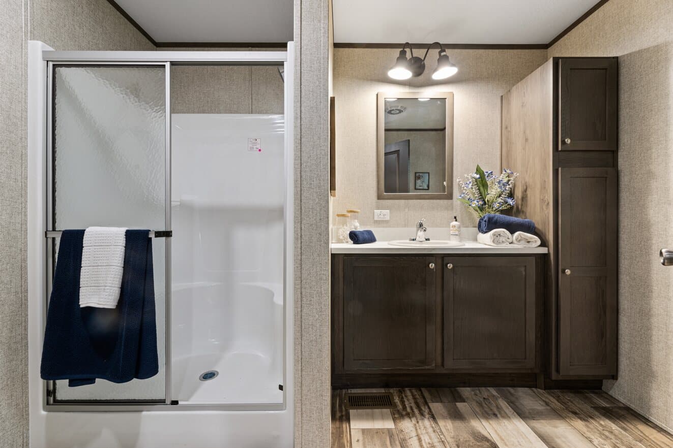 Eastman 24530 bathroom home features