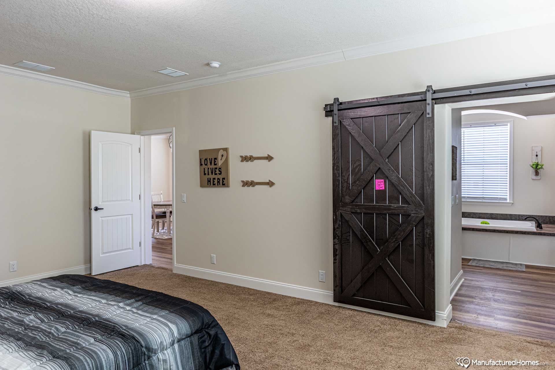 Azalea i bedroom home features