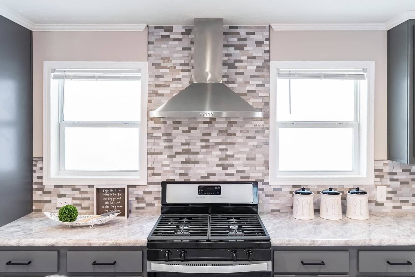 N611 kitchen home features