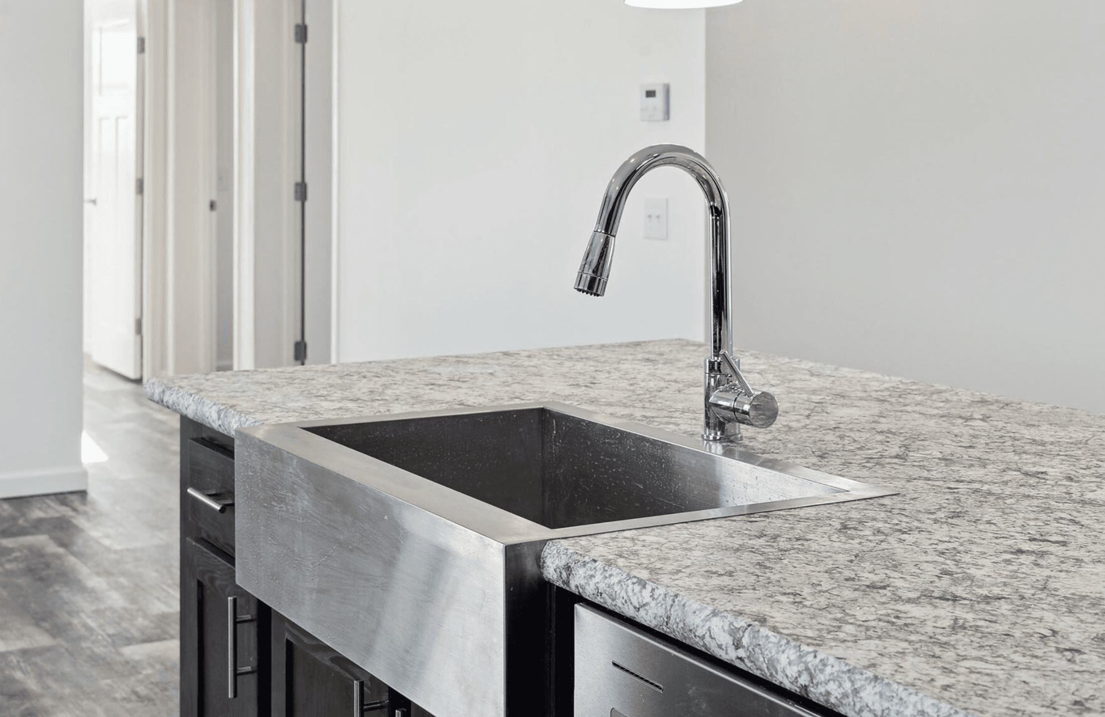 N675 kitchen home features