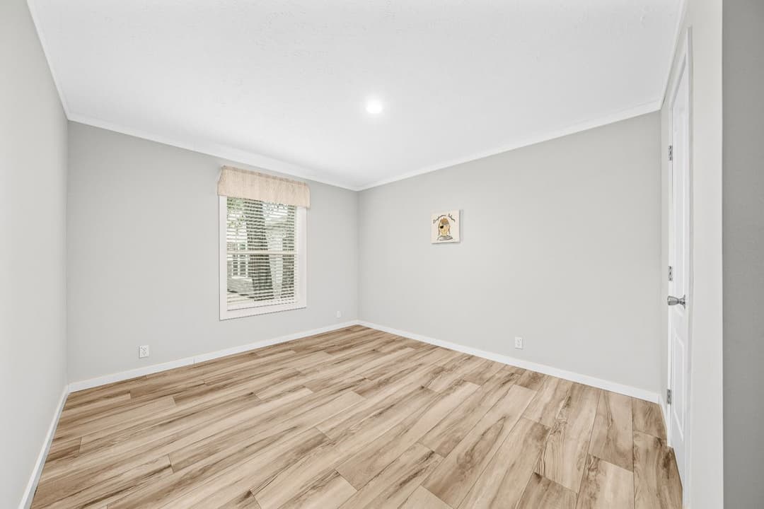 X model 32684x bedroom home features