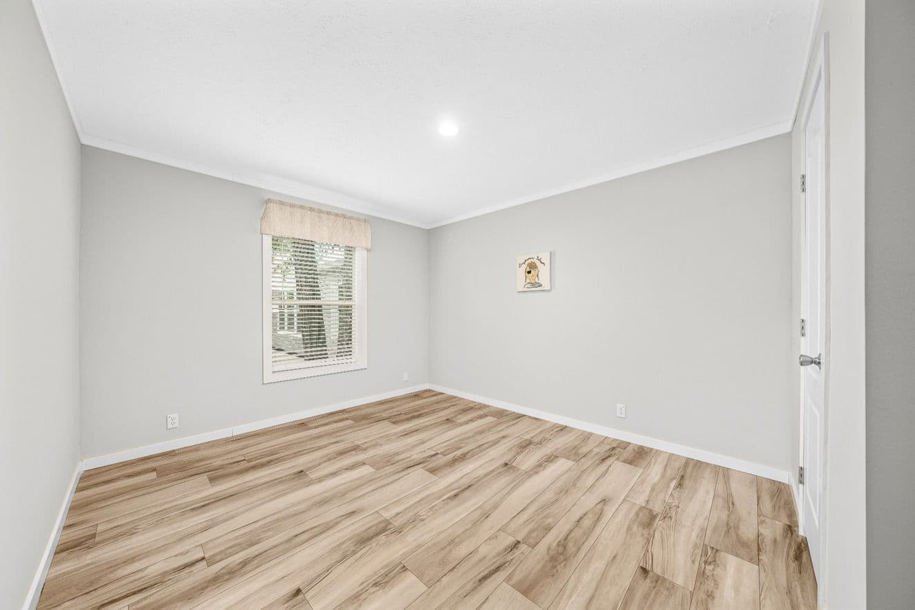 X model 32684x bedroom home features