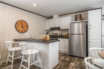 Ridge community kitchen home features