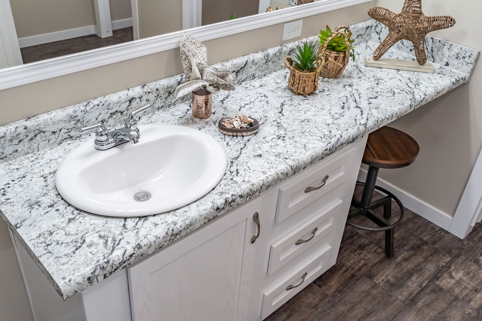 Md-42-32 bathroom home features