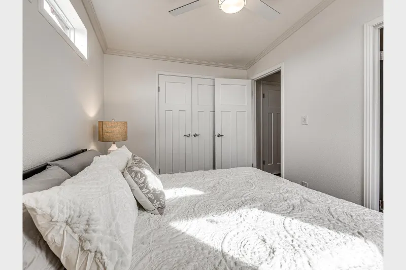 Contemporary cabin a701 bedroom home features