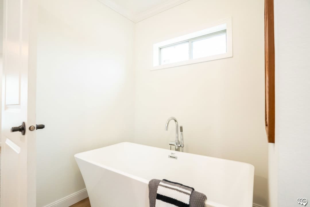 Pri3280-2071 bathroom home features