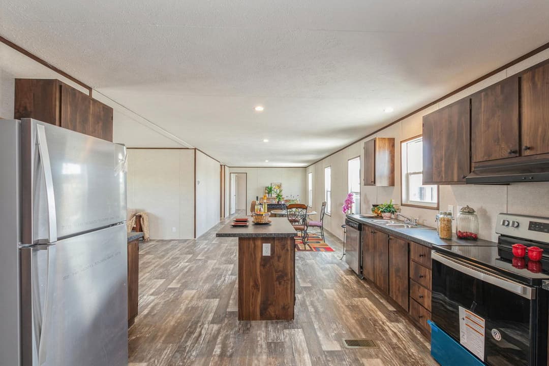 Grand 3902 kitchen home features