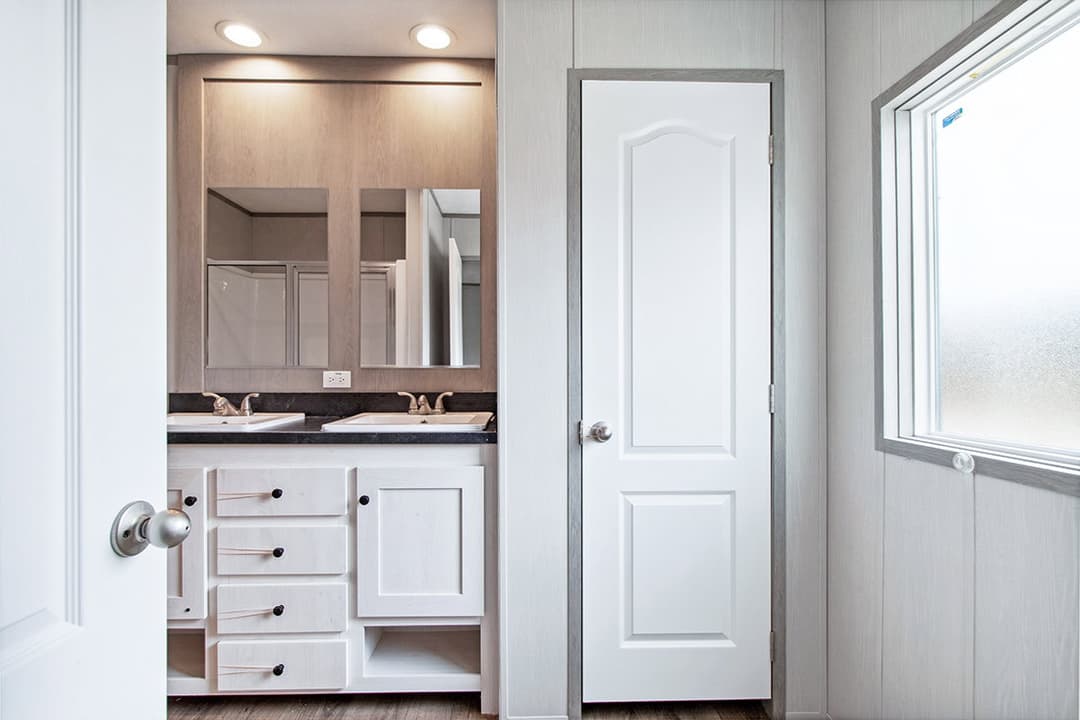 Resolution 16682x bathroom home features