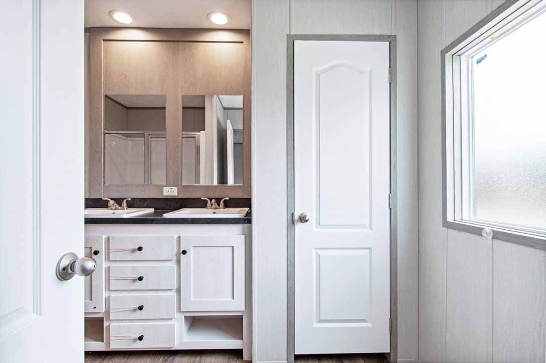 Resolution 16682x bathroom home features