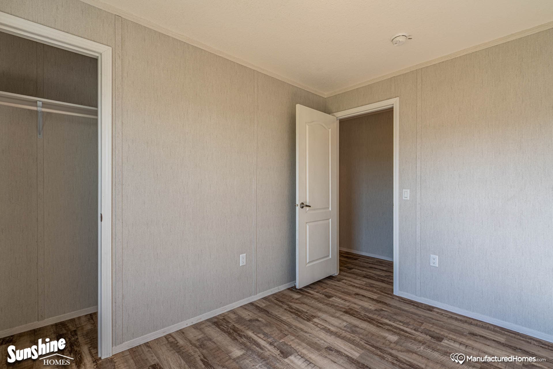 Arc1680-8000 bedroom home features