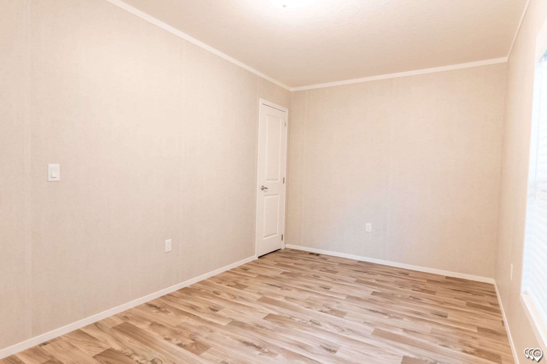 Arc1680-8012 bedroom home features