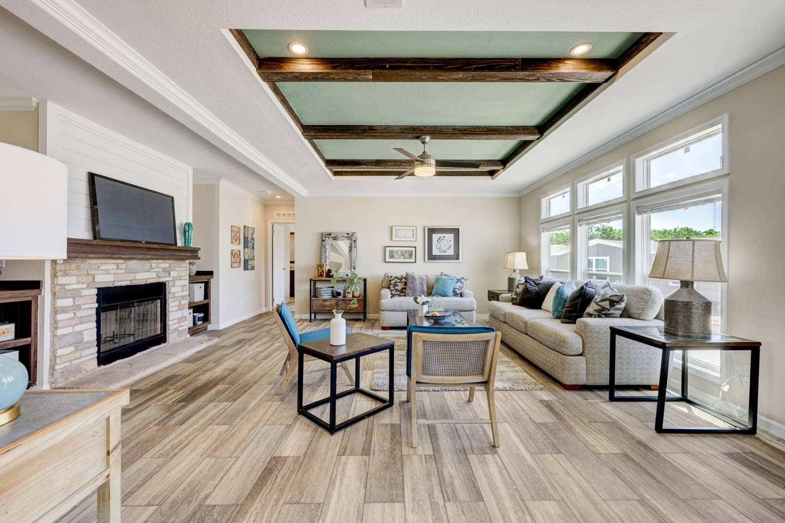 Titan extreme 3264r interior and hero home features