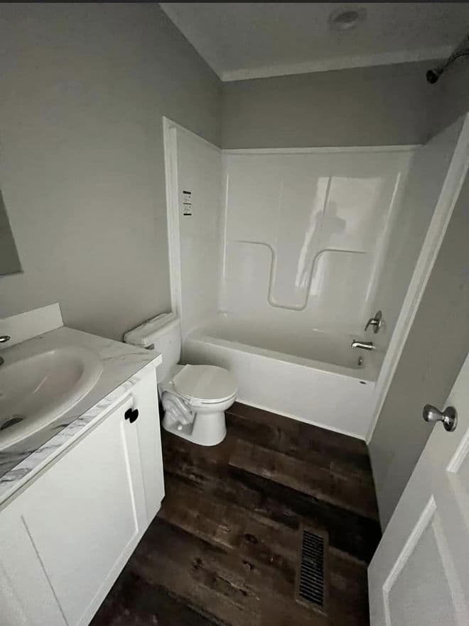 Country manor 16763m bathroom home features