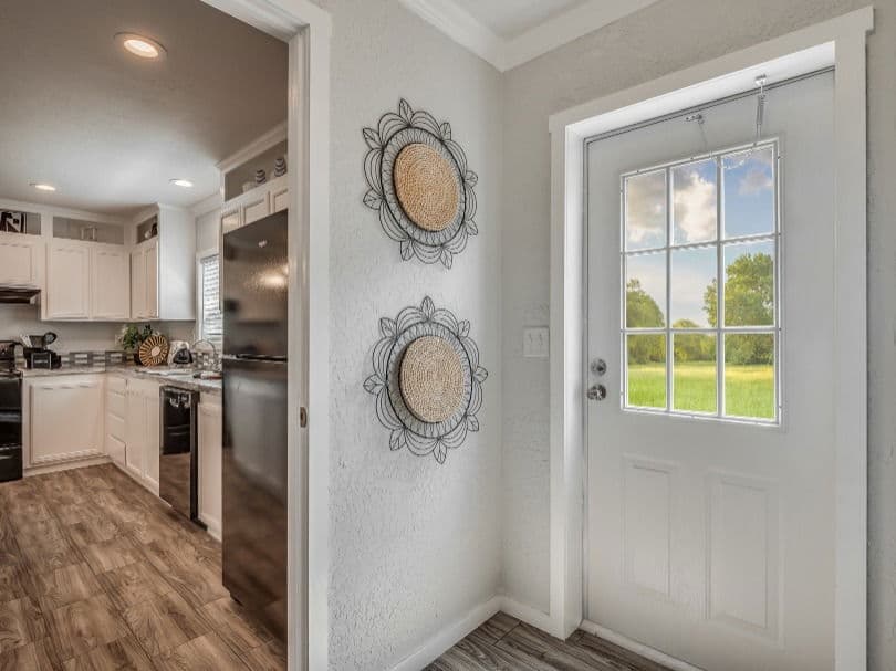 Emerald 28483a interior home features