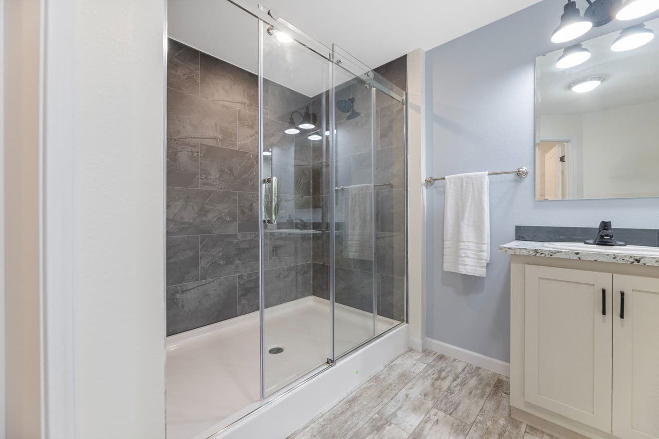 The mille lacs 184051 bathroom home features