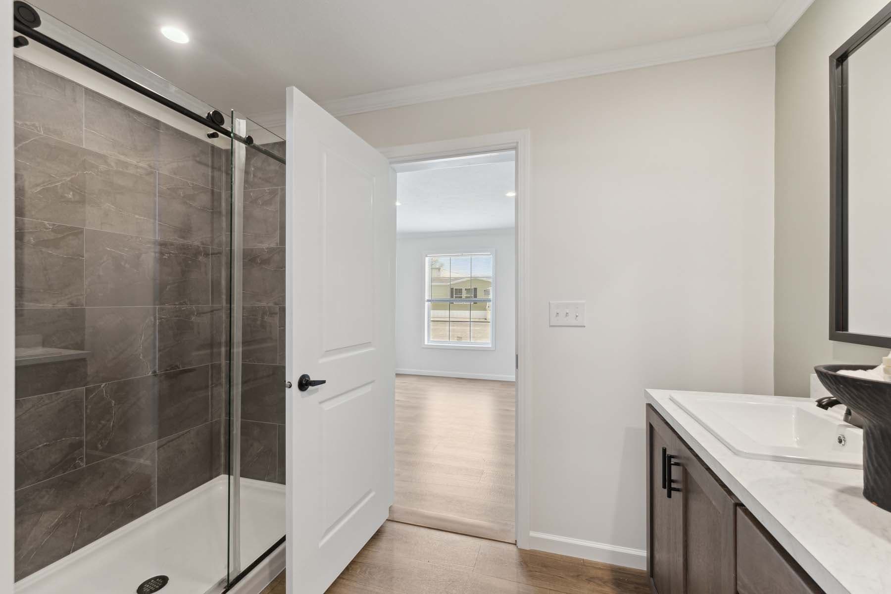 Sunlight 1493 bathroom home features