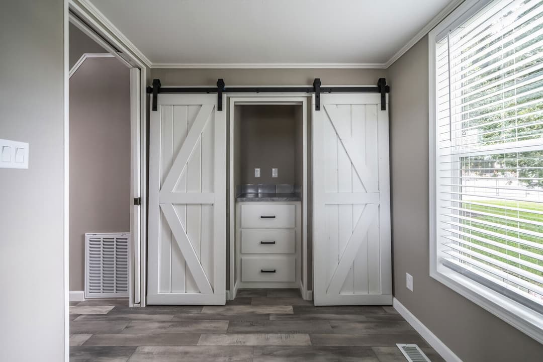 Eagle 11351g interior home features