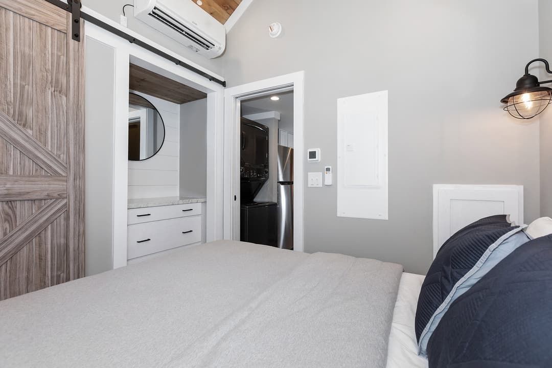 Coldwater bedroom home features