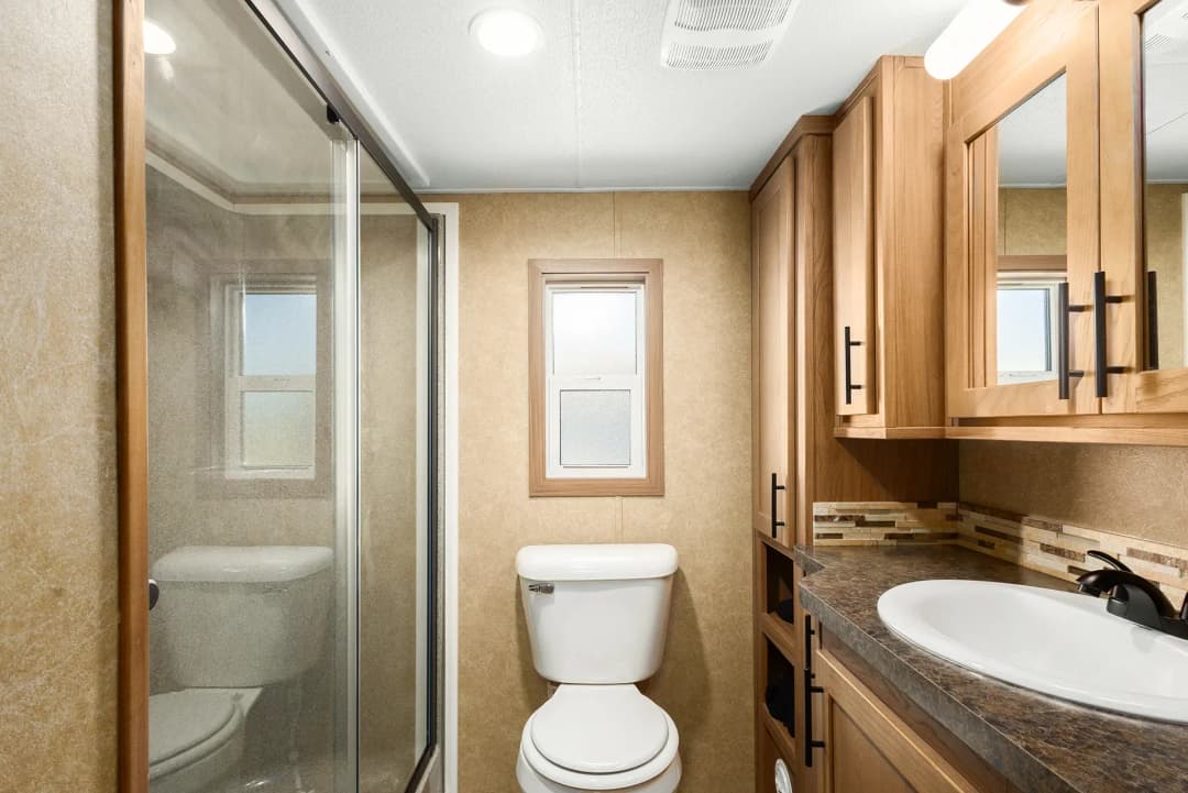Island 5065 bathroom home features