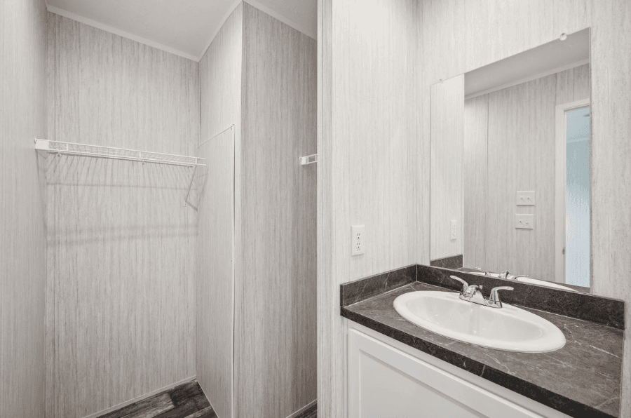 Hemisphere 6805 bathroom home features