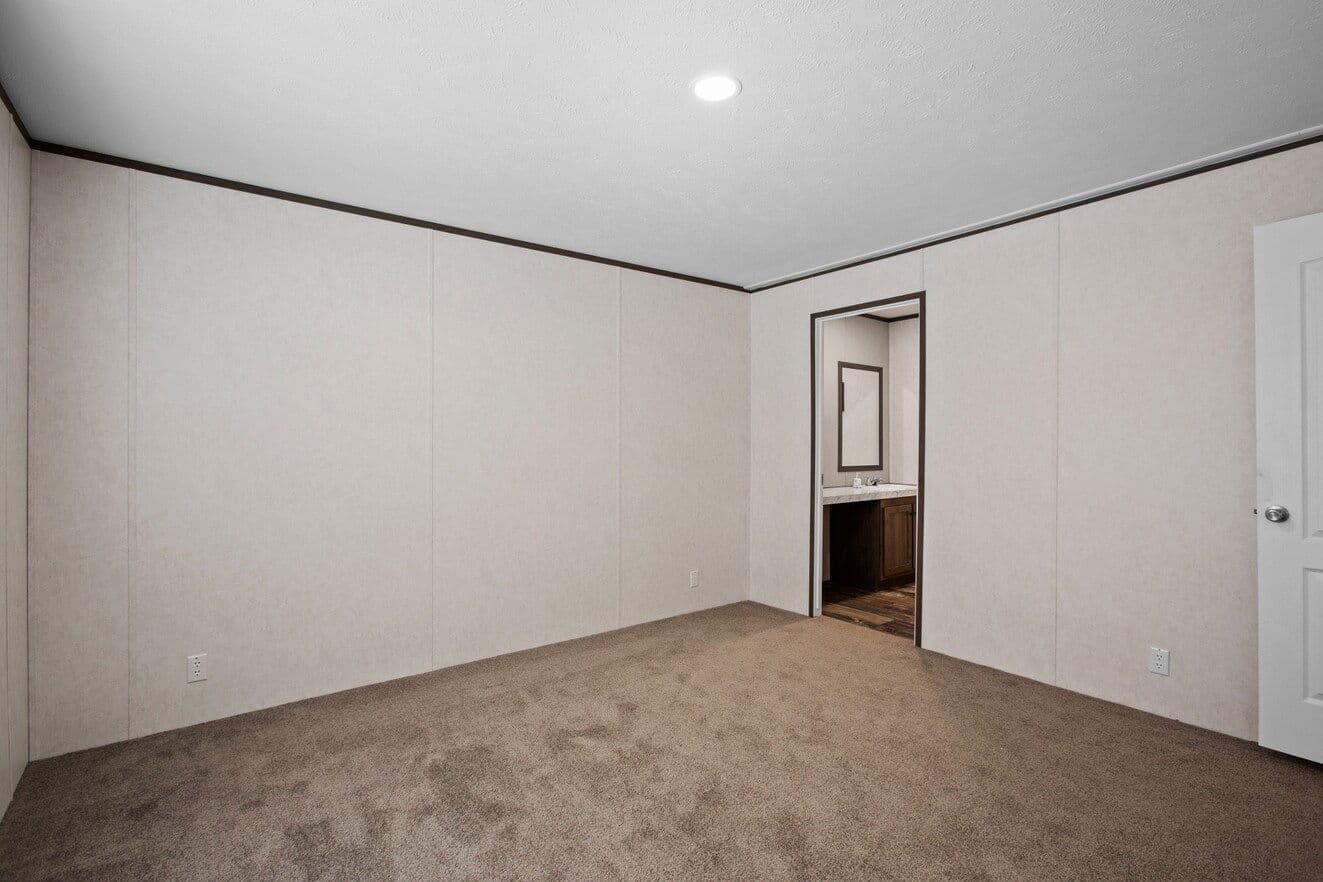 Express 28443w bedroom home features