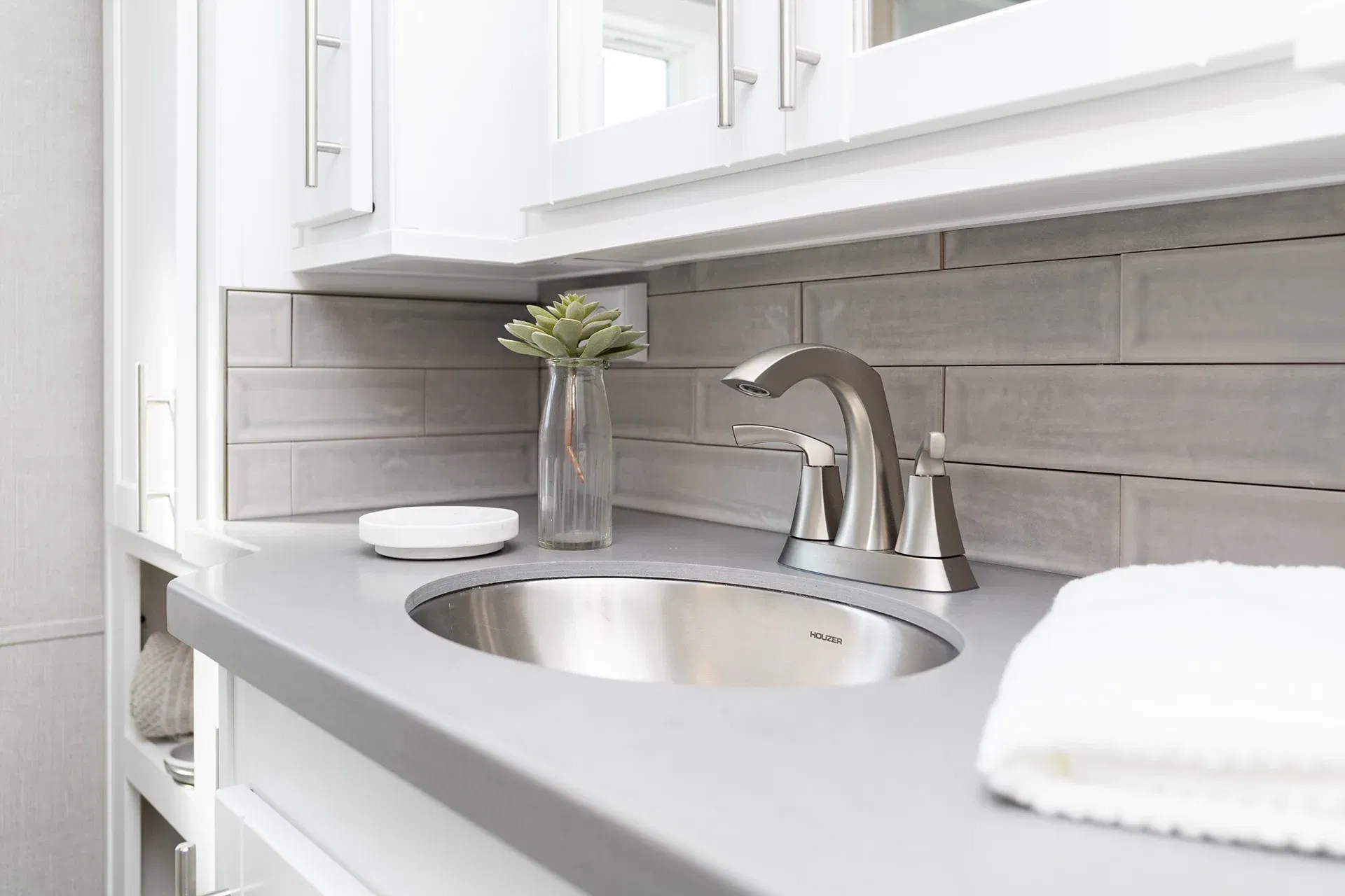 Eldorado 9043 bathroom home features