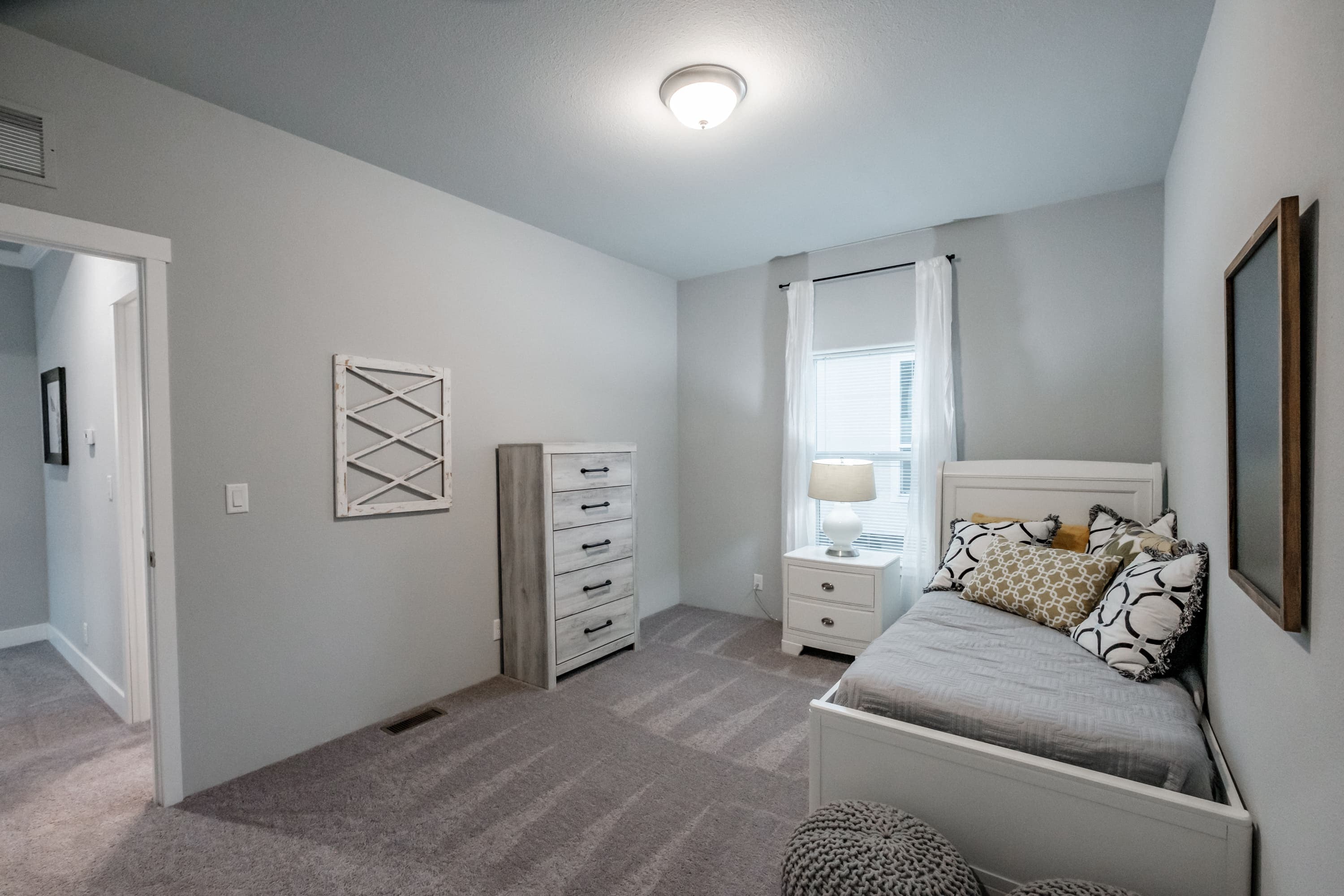 Farm house bedroom home features