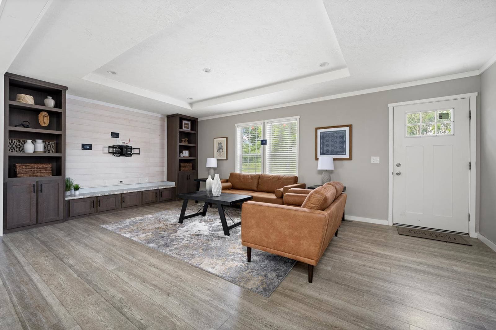 Pursuit interior home features