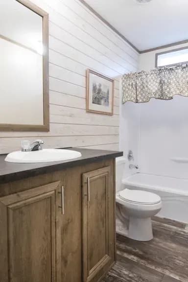 The southern farmhouse bathroom home features